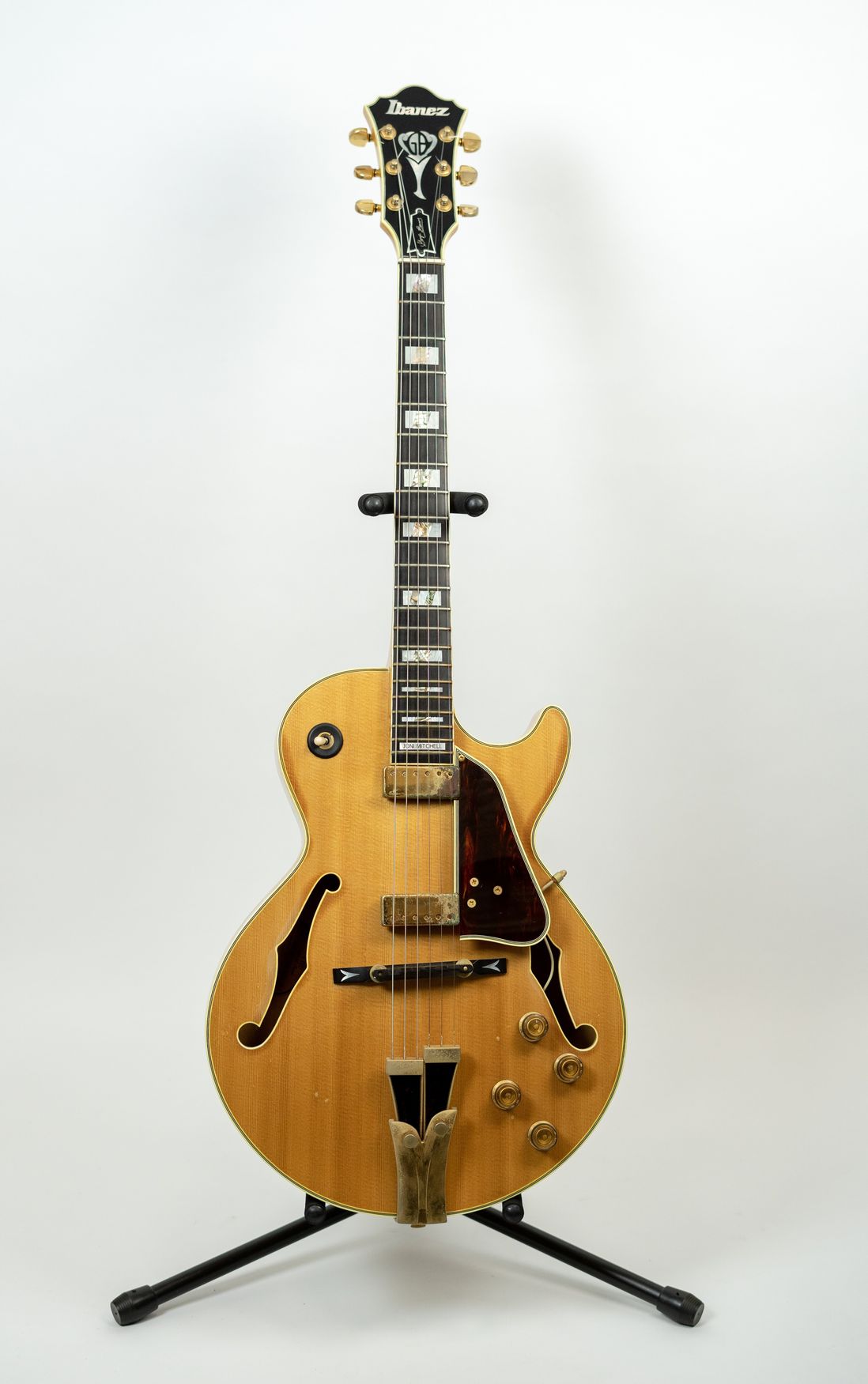 Joni Mitchell used this Ibanez archtop on the 1979 live album "Shadows and Light" and also on the 1983 Refuge World Tour.
